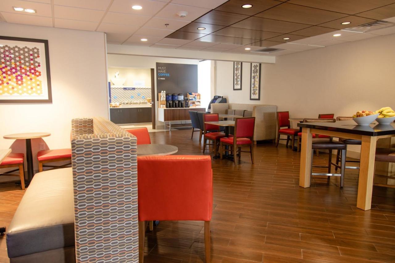 Holiday Inn Express Marshfield - Springfield Area By Ihg מראה חיצוני תמונה